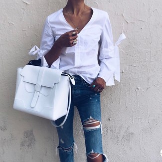 С чем носить бело-черную блузку с длинным рукавом в 20 лет: Тандем бело-черной блузки с длинным рукавом и синих рваных джинсов поможет выглядеть аккуратно, но при этом подчеркнуть твою индивидуальность.