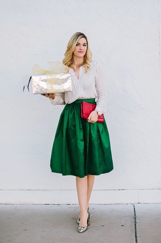 Модный лук: белая шелковая блузка с длинным рукавом, темно-зеленая сатиновая юбка-миди со складками, серебряные туфли с пайетками, красный кожаный клатч