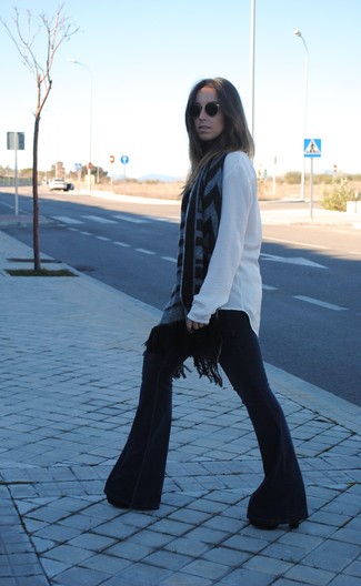 С чем носить серые джинсы женщине в деловом стиле: Белая блузка с длинным рукавом выглядит великолепно в сочетании с серыми джинсами. Черные кожаные ботильоны выигрышно дополнят этот образ.