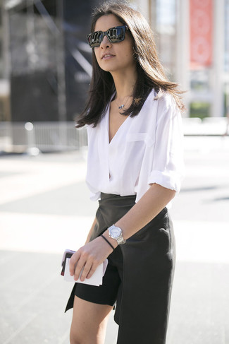 С чем носить серые часы женщине в жару: Белая блузка с длинным рукавом и серые часы — классная формула для создания приятного и удобного наряда.