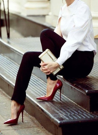 С чем носить красные туфли в деловом стиле: Белая блузка с длинным рукавом будет смотреться чудесно в сочетании с черными узкими брюками. Красные туфли прекрасно впишутся в образ.
