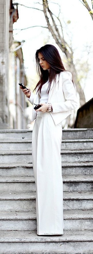 С чем носить белый пиджак женщине: Белый пиджак и белые широкие брюки выигрышно вписываются в гардероб самых привередливых красоток.