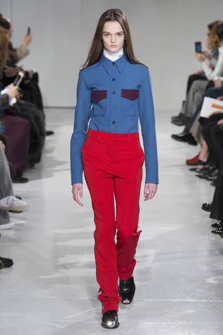 Модный лук: белая водолазка, синяя классическая рубашка, красные классические брюки, черные кожаные ботильоны