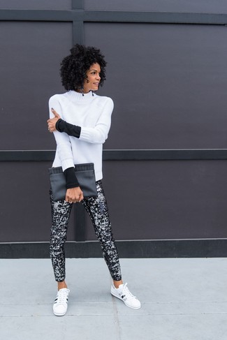 Какие водолазки носить с бело-черными низкими кедами женщине: Дуэт водолазки и черных узких брюк с пайетками смотрится очень круто и модно. Нравится рисковать? Тогда дополни наряд бело-черными низкими кедами.