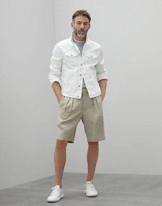 Какие низкие кеды носить с темно-серыми шортами за 40 лет мужчине: Белая джинсовая куртка будет смотреться выигрышно в паре с темно-серыми шортами. Пара низких кед позволит сделать лук более целостным.
