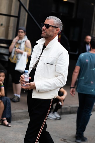 С чем носить белую куртку за 40 лет мужчине лето: Окружающие оценят твой стиль, если увидят тебя в белой куртке и черных спортивных штанах в вертикальную полоску. Переносить невыносимый летний зной несомненно проще, если ты одет вот так.
