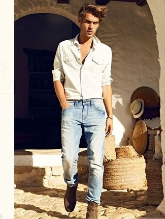 Какие джинсовые рубашки носить с коричневыми ботинками челси мужчине лето в стиле смарт-кэжуал: Джинсовая рубашка и голубые джинсы будет замечательным вариантом для легкого повседневного образа. Коричневые ботинки челси добавят образу стильной строгости. Подобный образ определенно будет у тебя одним из самых любимых в теплые летние дни.