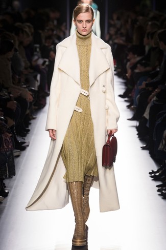 Модный лук: белая дубленка, золотое платье-свитер, светло-коричневые кожаные сапоги, красная кожаная сумочка