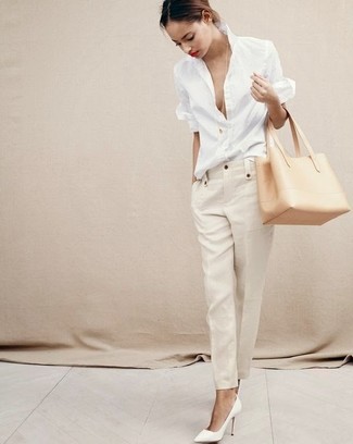 Модный лук: белая льняная классическая рубашка, бежевые льняные брюки-галифе, белые кожаные туфли, светло-коричневая кожаная большая сумка