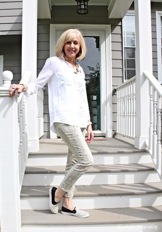 Как носить узкие брюки с слипонами за 50 лет: Белая классическая рубашка и узкие брюки — это тот образ, в котором ты неизменно будешь притягивать взоры. Если тебе нравится более практичная обувь, останови свой выбор на слипонах.