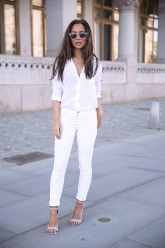 С чем носить белые джинсы женщине в деловом стиле: Белая классическая рубашка в сочетании с белыми джинсами позволит выразить твой индивидуальный стиль и выигрышно выделиться из толпы. Серые кожаные босоножки на каблуке чудесно впишутся в образ.