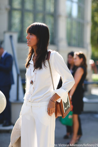 С чем носить коричневую сумку женщине: Белая шелковая классическая рубашка и коричневая сумка — классное решение для девушек, которые постоянно в движении.