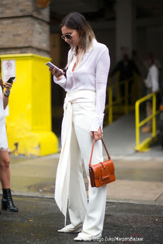 Модный лук: белая классическая рубашка, белые широкие брюки, белые кожаные балетки, табачная кожаная сумка-саквояж