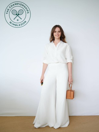 Женские луки в деловом стиле: Белая шелковая классическая рубашка в паре с белыми широкими брюками поможет создать стильный и элегантный ансамбль.