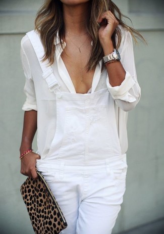 С чем носить белую шелковую классическую рубашку женщине: Белая шелковая классическая рубашка выглядит стильно в сочетании с белыми джинсовыми комбинезоном.
