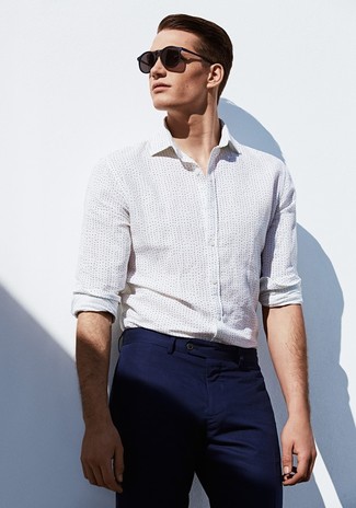 Модный лук: белая классическая рубашка в горошек, темно-синие брюки чинос, черные солнцезащитные очки