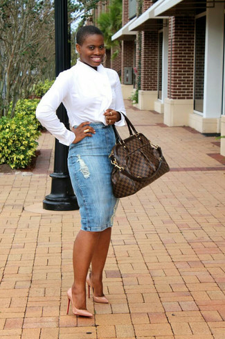 С чем носить светло-коричневые туфли: Белая классическая рубашка и голубая джинсовая юбка-карандаш — прекрасный вариант для выхода в свет. Вместе с этим ансамблем чудесно будут смотреться светло-коричневые туфли.