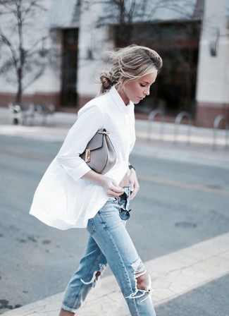 С чем носить рваные джинсы в 30 лет женщине в стиле смарт-кэжуал: Несмотря на свою простоту, тандем белой классической рубашки и рваных джинсов продолжает завоевывать сердца многих барышень.