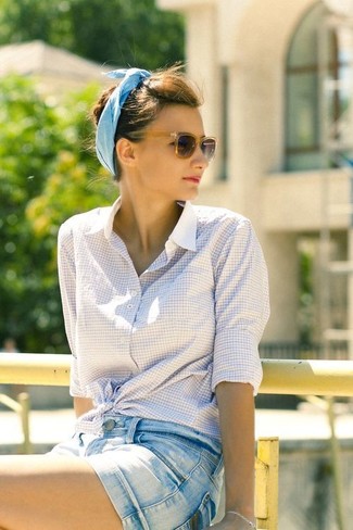 С чем носить белую классическую рубашку в 30 лет женщине лето в стиле смарт-кэжуал: Для свидания в кино или кафе идеально подходит лук из белой классической рубашки и голубых джинсовых шорт. Такое сочетание смотрится по-летнему стильно.