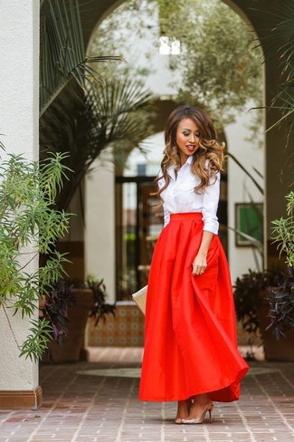 С чем носить темно-красную юбку: Белая классическая рубашка и темно-красная юбка — рассмотри этот наряд, если не боишься быть в центре внимания. В сочетании с этим образом наиболее уместно выглядят золотые босоножки на каблуке с пайетками.