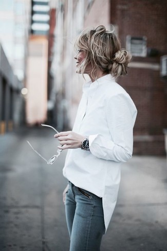 Как носить белую классическую рубашку с темно-серыми джинсами скинни: Сочетание белой классической рубашки и темно-серых джинсов скинни поможет выразить твою индивидуальность и выгодно выделиться из серой массы.