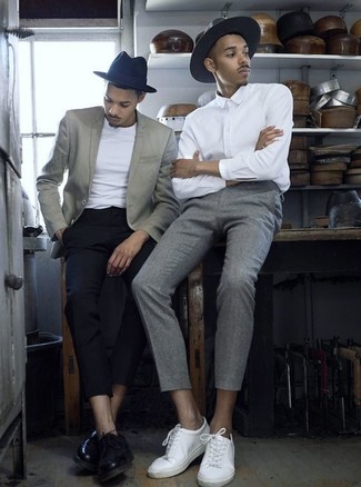 С чем носить серую шерстяную шляпу в 20 лет мужчине в деловом стиле: Если в одежде ты делаешь ставку на комфорт и функциональность, белая классическая рубашка и серая шерстяная шляпа — прекрасный вариант для модного повседневного мужского ансамбля. Что до обуви, можешь отдать предпочтение классическому стилю и выбрать белые кожаные низкие кеды.