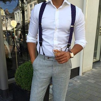 С чем носить серые классические брюки из жатого хлопка в 20 лет мужчине в теплую погоду: Белая классическая рубашка выглядит выигрышно в сочетании с серыми классическими брюками из жатого хлопка.