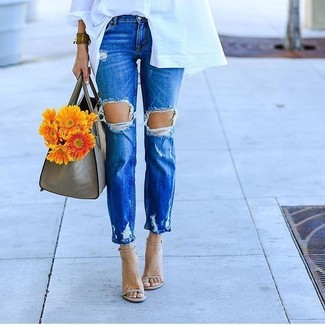 С чем носить синие рваные джинсы-бойфренды в стиле смарт-кэжуал: Белая классическая рубашка в паре с синими рваными джинсами-бойфрендами — хороший вариант для воплощения ансамбля в стиле smart casual. Вкупе с этим луком прекрасно будут смотреться бежевые кожаные босоножки на каблуке.
