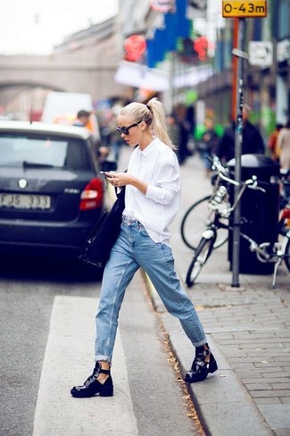 Как носить джинсы-бойфренды с ботильонами: Если ты из той когорты дам, которые разбираются в моде, тебе полюбится лук из белой классической рубашки и джинсов-бойфрендов. Ботильоны отлично дополнят этот лук.