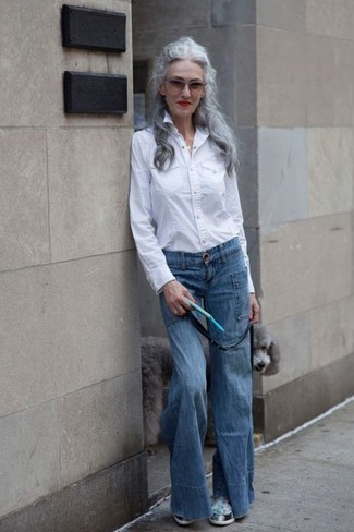 С чем носить синие джинсы-клеш: Сочетание белой классической рубашки и синих джинсов-клеш подойдет и для рабочего дня в офисе, и для веселого вечера с подругами. Завершив образ мятными кроссовками, можно привнести в него свежую нотку.
