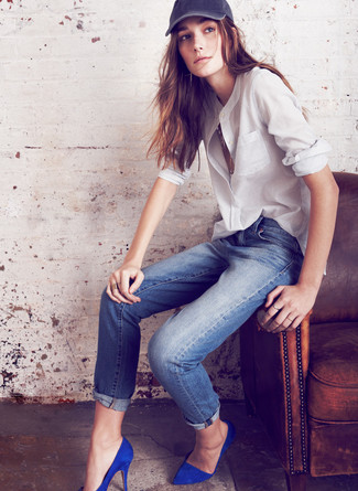 Как носить туфли с джинсами в 20 лет в деловом стиле: Белая классическая рубашка в вертикальную полоску и джинсы — отличная идея для расслабленного, но модного лука. Весьма уместно здесь выглядят туфли.