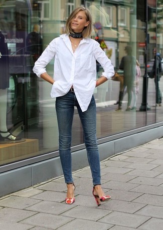 Как носить белую классическую рубашку с бело-красными кожаными туфлями в 30 лет в деловом стиле: Белая классическая рубашка смотрится прекрасно в сочетании с синими джинсами скинни. В сочетании с этим образом органично выглядят бело-красные кожаные туфли.