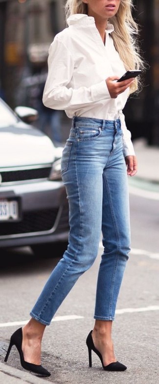 С чем носить белую рубашку женщине: Дуэт белой рубашки и синих джинсов скинни позволит составить нескучный образ в расслабленном стиле. Очень кстати здесь выглядят черные кожаные туфли.
