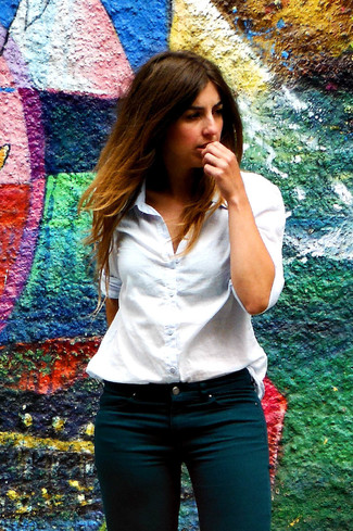 С чем носить оливковые джинсы женщине в деловом стиле: Современным модницам, которые любят быть в курсе последних тенденций, советуем обратить внимание на это сочетание белой классической рубашки и оливковых джинсов.
