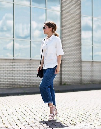 С чем носить темно-синие джинсы-бойфренды в 30 лет: Если в одежде ты ценишь комфорт и функциональность, обрати внимание на тандем белой классической рубашки и темно-синих джинсов-бойфрендов. Прекрасно сюда подойдут белые кожаные босоножки на каблуке.