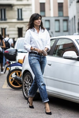 Какие джинсы носить с белой классической рубашкой за 40 лет женщине в стиле смарт-кэжуал: Белая классическая рубашка и джинсы надежно закрепились в гардеробе многих девушек, позволяя составлять запоминающиеся и удобные образы. Черные замшевые туфли становятся превосходным дополнением к твоему луку.