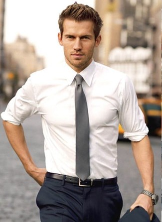 С чем носить темно-серый галстук в 30 лет мужчине в деловом стиле: Для создания изысканного мужского вечернего ансамбля отлично подойдет белая классическая рубашка и темно-серый галстук.