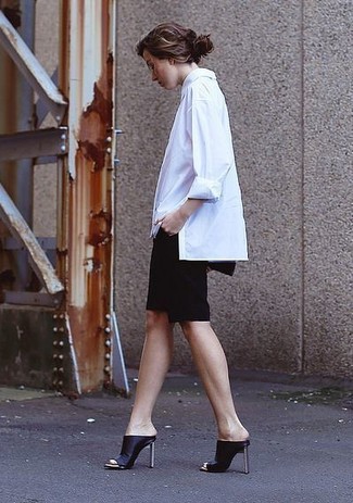 С чем носить черную юбку-карандаш в 30 лет: Белая классическая рубашка выглядит прекрасно в тандеме с черной юбкой-карандаш. Пара черных кожаных сабо позволит сделать образ более целостным.