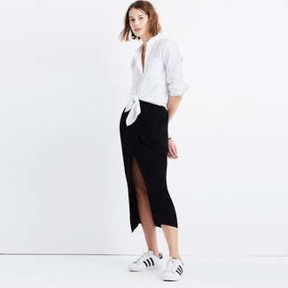 Модный лук: белая классическая рубашка, черная юбка-миди с разрезом, бело-черные кожаные низкие кеды