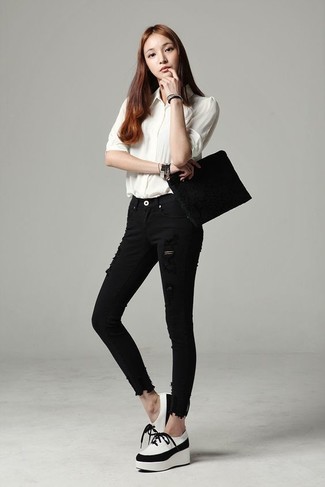 Модный лук: белая классическая рубашка, черные рваные джинсы скинни, бело-черные кожаные массивные оксфорды, черный замшевый клатч