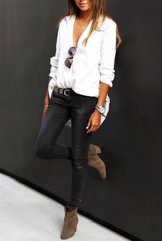 С чем носить темно-коричневые замшевые ботильоны: В сочетании друг с другом белая классическая рубашка и черные джинсы скинни выглядят наиболее выигрышно. В этот ансамбль не составит труда интегрировать пару темно-коричневых замшевых ботильонов.