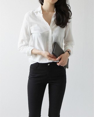 С чем носить серый кожаный клатч в деловом стиле: Белая классическая рубашка и серый кожаный клатч — выбор женщин, которые всегда в движении.