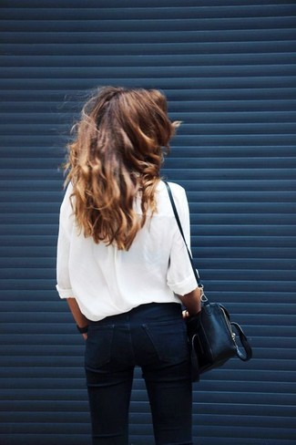 С чем носить рубашку женщине в деловом стиле: Сочетание рубашки и черных джинсов скинни — великолепная идея для создания образа в стиле смарт-кэжуал.