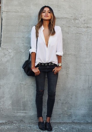 Модный лук: белая классическая рубашка, черные рваные джинсы скинни, черные кожаные оксфорды с шипами, черная кожаная сумка через плечо