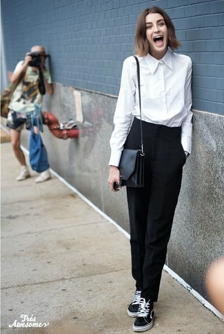 С чем носить бело-черную классическую рубашку в 30 лет женщине: Бело-черная классическая рубашка и черные классические брюки — замечательный пример изысканного стиля в одежде. Любишь дерзкие решения? Тогда заверши свой лук черно-белыми низкими кедами из плотной ткани.