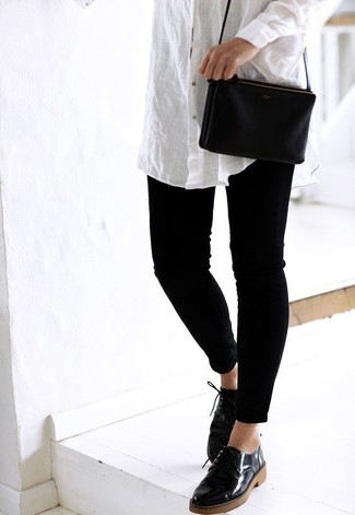 С чем носить черные кожаные туфли на шнуровке в 30 лет женщине: Белая классическая рубашка и черные узкие брюки — хороший выбор для повседневного офисного образа. В паре с этим образом органично будут выглядеть черные кожаные туфли на шнуровке.