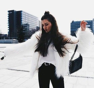 С чем носить белую куртку женщине: Белая куртка и черные узкие брюки — вариант, который будет неизменно притягивать взгляды.