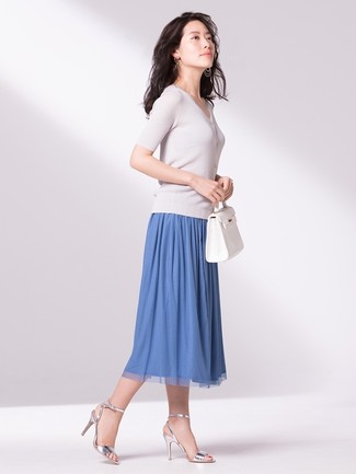 Модный лук: белая кофта с коротким рукавом, синяя юбка-миди со складками, серебряные кожаные босоножки на каблуке, белая кожаная большая сумка