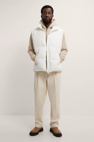 Модный лук: белая стеганая куртка без рукавов, бежевый худи, бежевые брюки чинос, коричневые замшевые ботинки челси