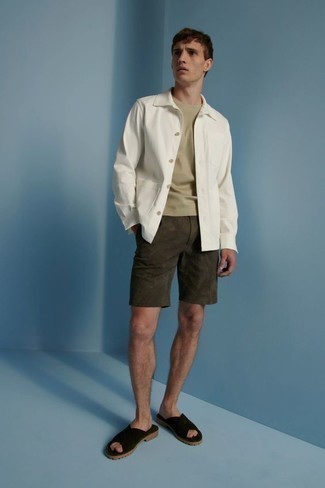 Какие сандалии носить с бело-синей курткой-рубашкой в 30 лет мужчине лето: Бело-синяя куртка-рубашка и темно-зеленые шорты будет прекрасным вариантом для легкого повседневного образа. Создать стильный контраст с остальными составляющими этого лука помогут сандалии. Подобный ансамбль несомненно тебе полюбится для жарких солнечных дней.